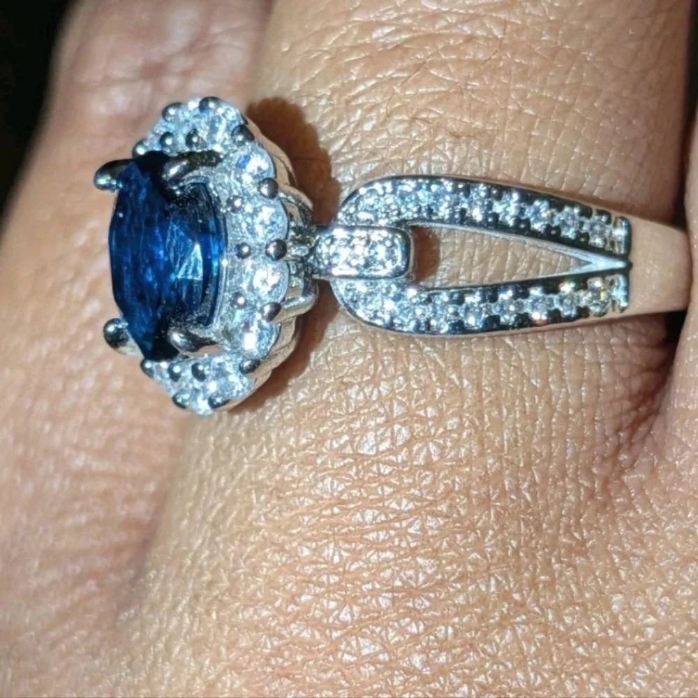 Stunning Ladie's Sapphire Gemstone Zirconia Engagement Ring Sz 7